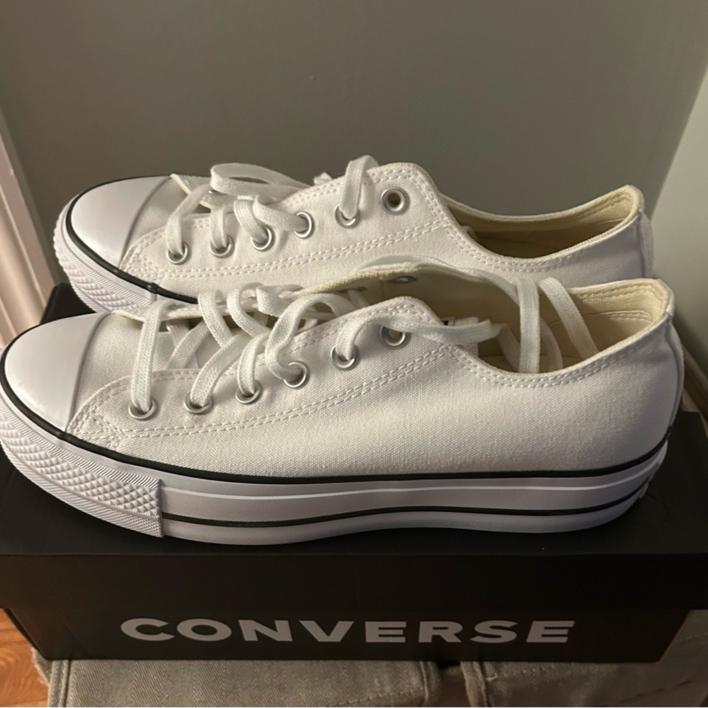*BRAND NEW* converse chucks